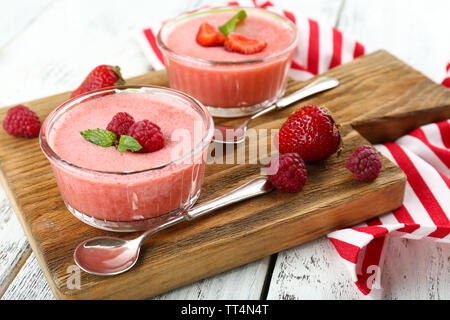 Köstliche Beeren Mousse in Schüsseln auf den Tisch close-up Stockfoto
