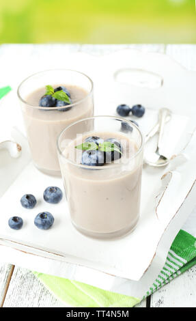 Köstliche Beeren Mousse in Gläsern auf dem Tisch auf hellen Hintergrund Stockfoto