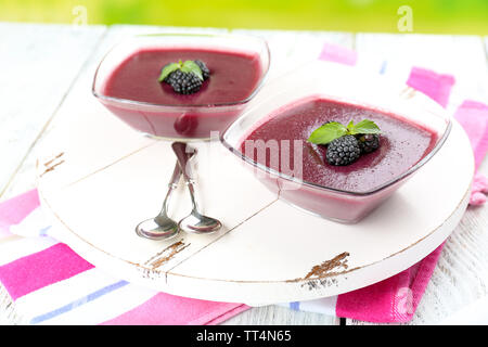 Köstliche Beeren Mousse in Schüsseln auf den Tisch close-up Stockfoto