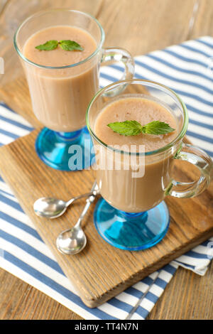 Köstliche Beeren Mousse in Gläsern auf dem Tisch close-up Stockfoto