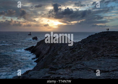 La Vieille Leuchtturm & Pointe du Raz in der Abenddämmerung, Kap Sizun, Finistere Region, Bretagne, Frankreich Stockfoto