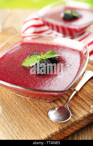 Köstliche Beeren Mousse in Schüsseln auf den Tisch close-up Stockfoto