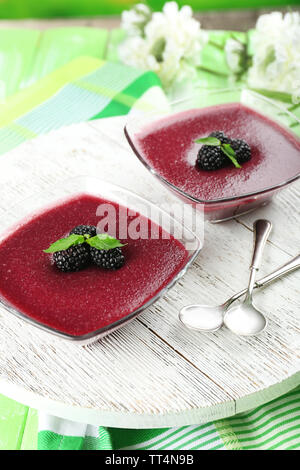 Köstliche Beeren Mousse in Schüsseln auf den Tisch close-up Stockfoto