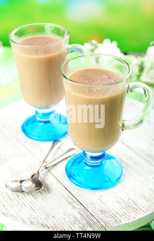 Köstliche Beeren Mousse in Gläsern auf dem Tisch auf hellen Hintergrund Stockfoto