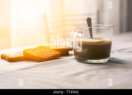 Gruppe der Kekse mit Marmelade mit einer Tasse Cappuccino verteilt auf eine Tabelle mit den dekorierten Tischdecke. Frühstück am Morgen. Gesunde Ernährung und Lebensstil Stockfoto