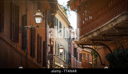 Blick in eine Gasse von Trastevere in Rom mit alten Gebäuden. Konzept für Reise- und Ausflugsziele Stockfoto
