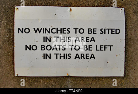 Schild an der Helling auf Sidmouth, Meer, Boot Inhaber der Weg frei zu halten. Stockfoto