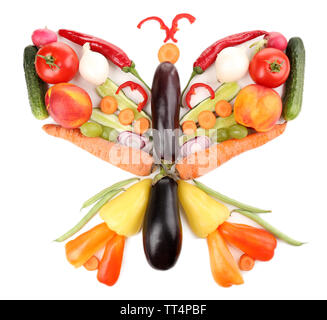 Frisches Gemüse und Obst in Form von Schmetterling, isoliert auf weißem Stockfoto