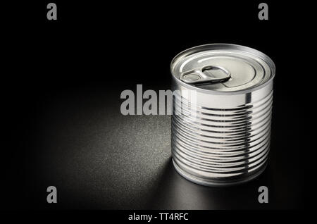 Metallische können auf schwarz genarbte Oberfläche Stockfoto