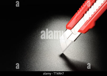 Taschenmesser, Messer auf schwarz genarbte Oberfläche Stockfoto