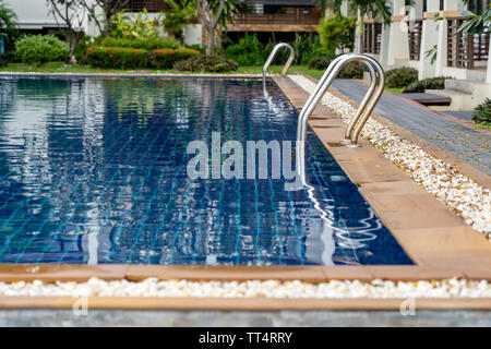 Pool mit Treppe und blaues Wasser im Hotel, in der Nähe. Thailand Stockfoto