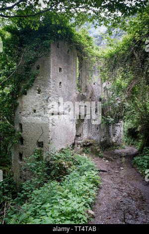 Eine verlassene Mühle im Valle delle Ferriere auch als Vallone dei Mulini Wanderweg in den Hügeln oberhalb von Amalfi, Kampanien in Süditalien bekannt Stockfoto