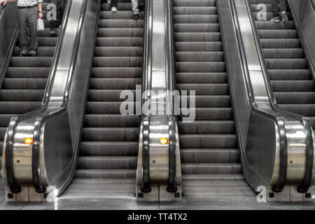 Rolltreppe - U-Bahn, Einkaufszentrum und Business Center Fahrtreppe beweglichen Treppe Stockfoto