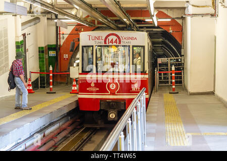 Istanbul, Tunel, Istanbul/Türkei - 30. Mai 2019: Karakoy-Tunel Taksim Linie alte Straßenbahn auf der Tunel-Station. Diese Linie 2. älteste U-Bahn der Welt Stockfoto