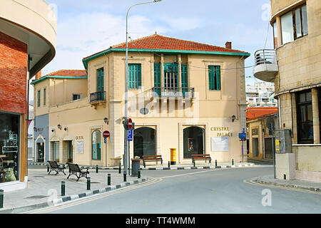 LARNACA, ZYPERN - MÄRZ 03, 2019: Geschäfte in Larnaca. Crystal Palace ist ein Store unter Zenonos Kitieos Straße Stockfoto