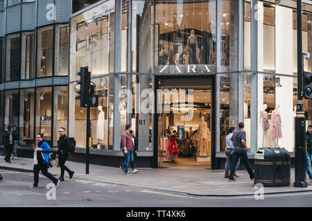 London, Großbritannien - 5 Juni, 2019: die Menschen vor der Zara Shop auf der Oxford Street, London. Die Oxford Street ist eine der bekanntesten Einkaufsstraßen in Stockfoto