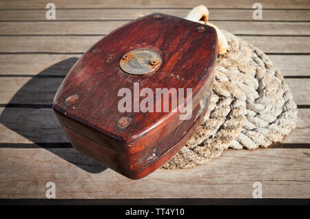 Nahaufnahme Bild einer alten hölzernen Riemenscheibe Block auf einem Deck, selektiven Fokus. Stockfoto