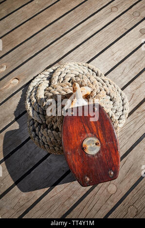 Nahaufnahme Bild einer alten hölzernen Riemenscheibe Block auf einem Deck, selektiven Fokus. Stockfoto