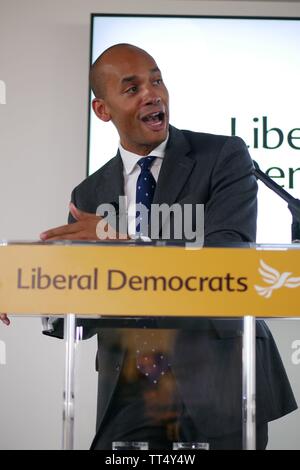 Vince Cable und Siobhan Benita Willkommen ehemalige Arbeits- und Ändern UK MP Chuka Umunna wie er Mängel der Liberaldemokraten (Lib Dems) Stockfoto