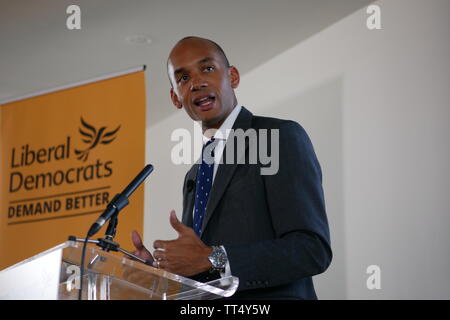 Vince Cable und Siobhan Benita Willkommen ehemalige Arbeits- und Ändern UK MP Chuka Umunna wie er Mängel der Liberaldemokraten (Lib Dems) Stockfoto