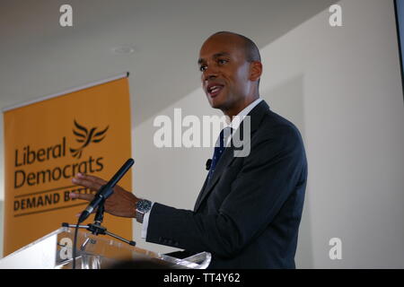 Vince Cable und Siobhan Benita Willkommen ehemalige Arbeits- und Ändern UK MP Chuka Umunna wie er Mängel der Liberaldemokraten (Lib Dems) Stockfoto