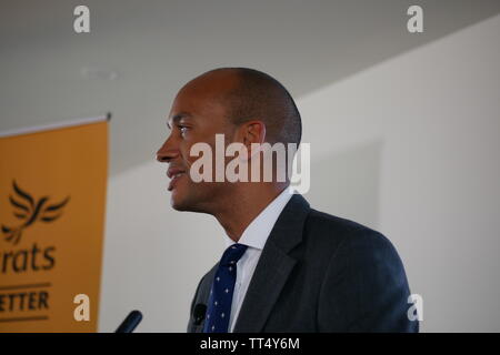 Vince Cable und Siobhan Benita Willkommen ehemalige Arbeits- und Ändern UK MP Chuka Umunna wie er Mängel der Liberaldemokraten (Lib Dems) Stockfoto