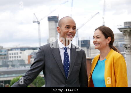 Chuka Umunna (ehemalige Arbeits- und Ändern UK MP, jetzt Bibliothek Dem MP) und Siobhan Benita (Bibliothek Dem Londoner Bürgermeisterkandidat) im Jahr 2019 als Chuka Mängel. Stockfoto