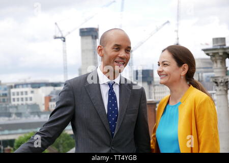 Chuka Umunna (ehemalige Arbeits- und Ändern UK MP, jetzt Bibliothek Dem MP) und Siobhan Benita (Bibliothek Dem Londoner Bürgermeisterkandidat) im Jahr 2019 als Chuka Mängel. Stockfoto