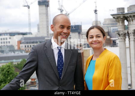 Chuka Umunna (ehemalige Arbeits- und Ändern UK MP, jetzt Bibliothek Dem MP) und Siobhan Benita (Bibliothek Dem Londoner Bürgermeisterkandidat) im Jahr 2019 als Chuka Mängel. Stockfoto