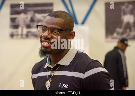 RIGA, Lettland. 13. Juni 2019. Andrew Tabiti, US-amerikanischer Boxer, während der Pressekonferenz vor der nächsten WORLD BOXING SUPER SERIE semi final Fight zwischen Yunier Tabiti Dorticos und Andrew. Stockfoto