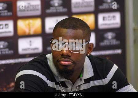 RIGA, Lettland. 13. Juni 2019. Andrew Tabiti, US-amerikanischer Boxer, während der Pressekonferenz vor der nächsten WORLD BOXING SUPER SERIE semi final Fight zwischen Yunier Tabiti Dorticos und Andrew. Stockfoto