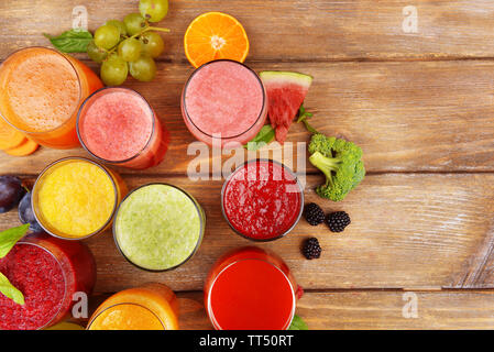 Gläser leckere frische Säfte, auf hölzernen Tisch. Stockfoto