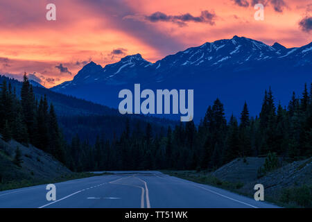 Schönen Sonnenuntergang über einem Berg Straße, die durch die Kanadischen Rocky Mountains in der Icefields Parkway in der Nähe von Jasper, Jasper National Park, Alberta führt, können Stockfoto