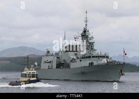 Die kanadische Marine Fregatte HMCS St John's (FFH-340), begleitet von den Greenock werden tugboat Battler, bei der Ankunft für Übung gewaltige Schild 19. Stockfoto