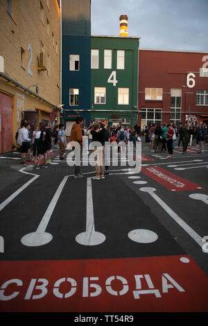 Moskau, Russland - 12. Juni 2019: Das Gebäude der club Bumazhnay Fabrika. Partei der Tag Russlands 282 Stockfoto