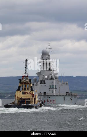 Die italienische Marine Fregatte seine Carlo Bergamini (F 590), unterstützt von der Clyde-basierte TUGBOAT Anglegarth, bei der Ankunft für Übung gewaltige Schild 19. Stockfoto