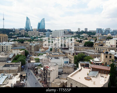 Ein Blick auf Baku von Maiden's Tower. Die berühmten Flamme Türme können im Hintergrund gesehen werden. Baku, Aserbaidschan Stockfoto