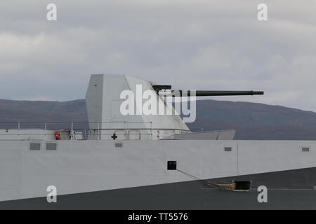 Die Otobreda 127/64 Lightweight naval Gun durchgeführt an Bord der Italienischen Marine Fregatte seine Carlo Bergamini (F 590). Stockfoto