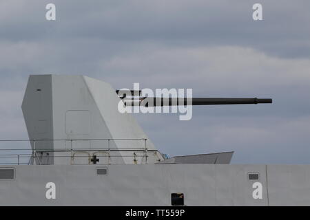 Die Otobreda 127/64 Lightweight naval Gun durchgeführt an Bord der Italienischen Marine Fregatte seine Carlo Bergamini (F 590). Stockfoto