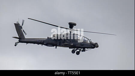 AgustaWestland Apache AH Mk1 im Flug in Duxford Flugplatz, Cambridgeshire Stockfoto