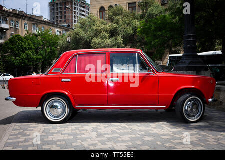 Einen neuen hellen roten Lada Kfz im Zentrum von Baku, Aserbaidschan geparkt Stockfoto