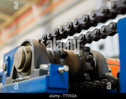 Der Mechanismus der Kette Getriebe. Lager, Antriebswelle, Getriebe- und Kettenschmierung. Stockfoto