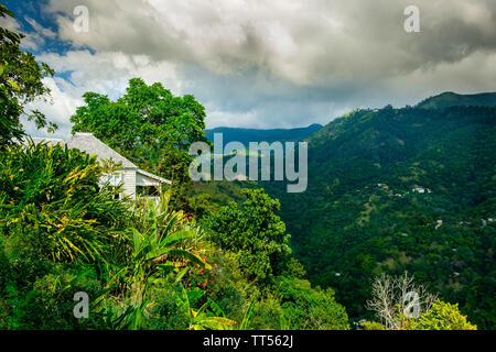 Die Blue Mountains, Jamaika, Dez 2018, Strawberry Hill Hotel Haus bei Sonnenuntergang Stockfoto