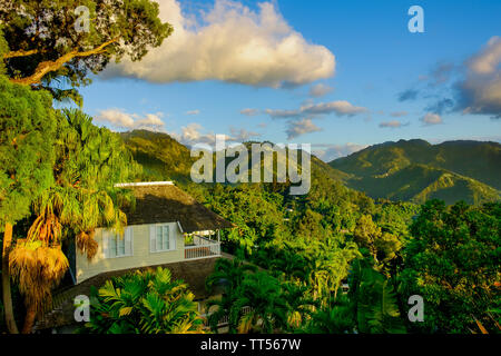 Die Blue Mountains, Jamaika, Dez 2018, Strawberry Hill Hotel Haus bei Sonnenuntergang Stockfoto