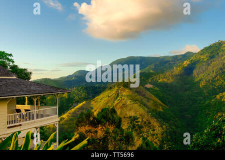 Die Blue Mountains, Jamaika, Dez 2018, Strawberry Hill Hotel Haus bei Sonnenuntergang Stockfoto