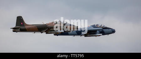 British Aircraft Corporation 167 Strikemaster Paar flypast in Duxford Flugplatz, Cambridgeshire Stockfoto