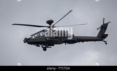 AgustaWestland Apache AH Mk1 im Flug in Duxford Flugplatz, Cambridgeshire Stockfoto