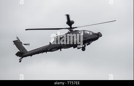 AgustaWestland Apache AH Mk1 im Flug in Duxford Flugplatz, Cambridgeshire Stockfoto