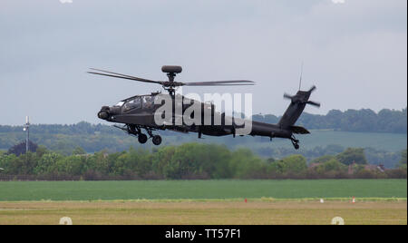 AgustaWestland Apache AH Mk1 im Flug in Duxford Flugplatz, Cambridgeshire Stockfoto