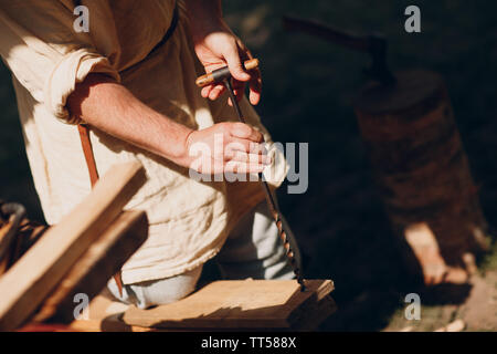 Tischler Bohrer Holz mit einer Handbohrmaschine Stockfoto